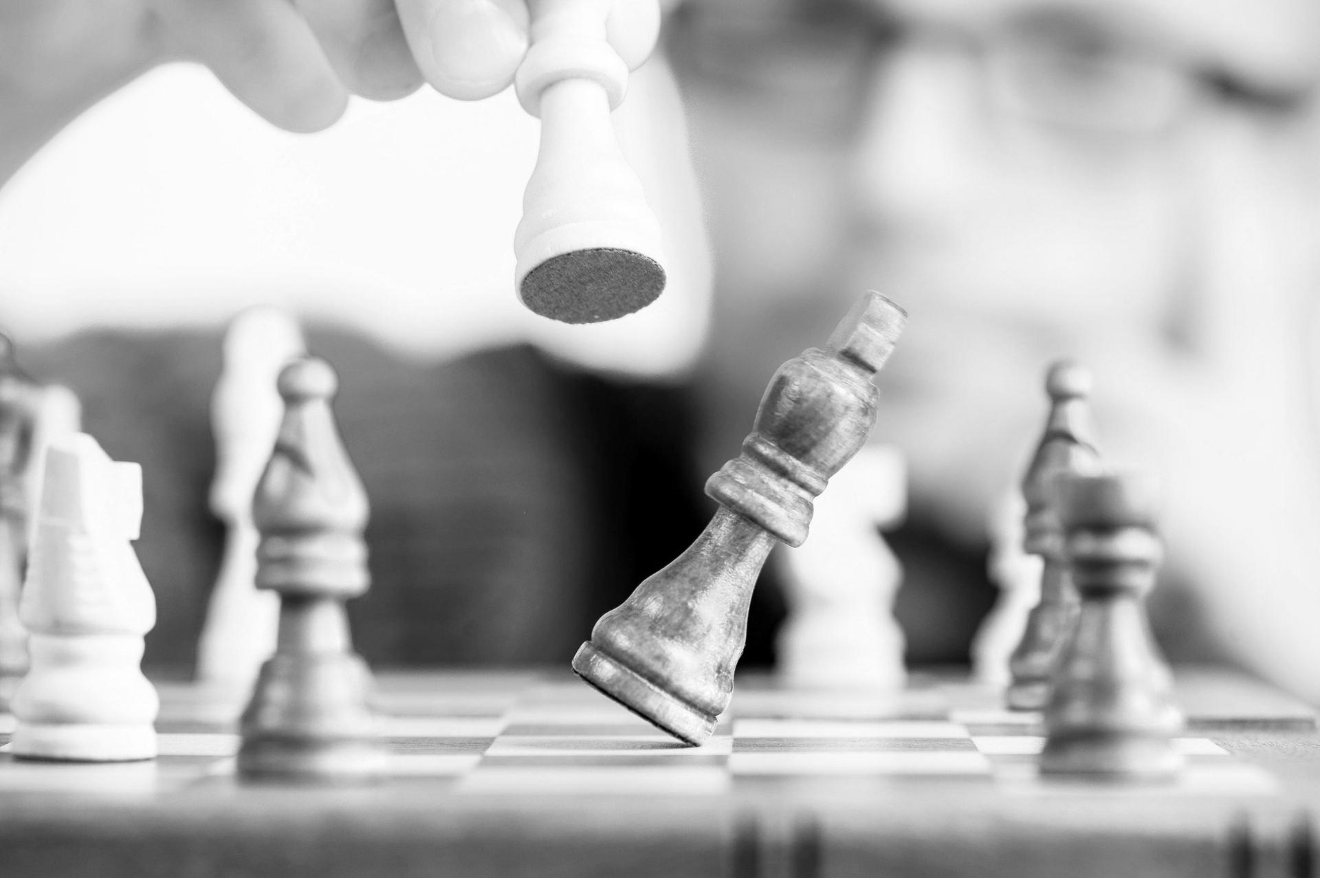 Partida de ajedrez — estrategia legal de Torres de Wit & Asociados